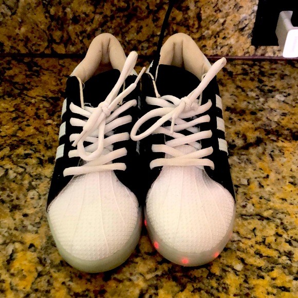 Cute boys and girl light up sneakers, and it changes colors - Picture 2 of 12